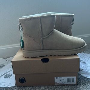 Ugg Size 8 Mustard Seed Classic Mini II